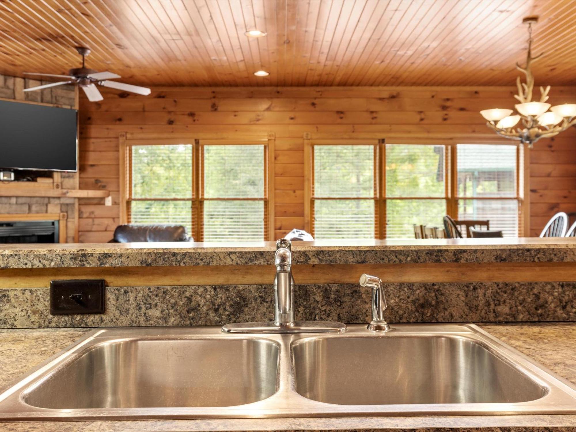 The Great Escape Ii, 5 Bedrooms, Sleeps 17, Game Room, Pool Access, Theater Gatlinburg Zewnętrze zdjęcie