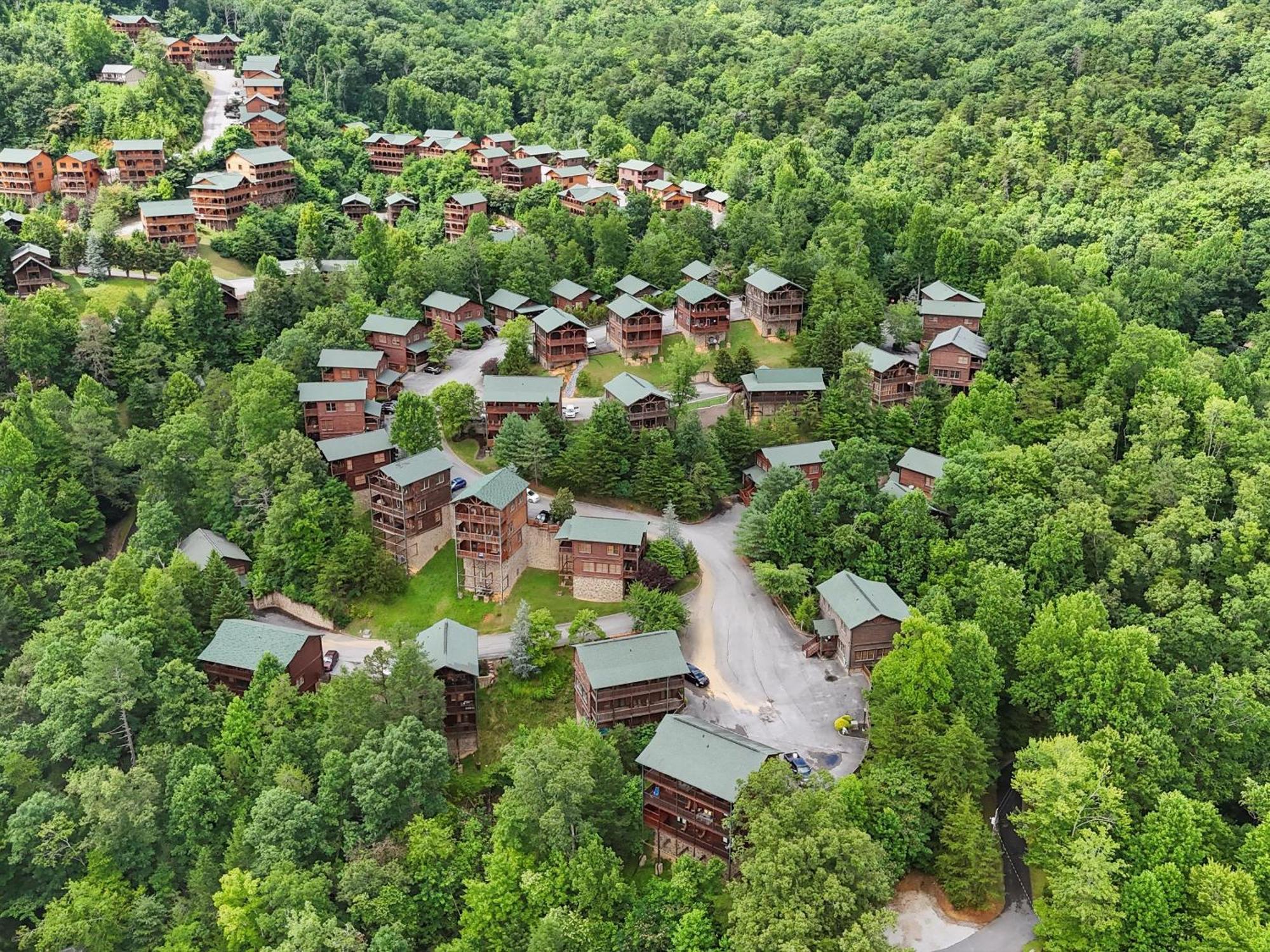 The Great Escape Ii, 5 Bedrooms, Sleeps 17, Game Room, Pool Access, Theater Gatlinburg Zewnętrze zdjęcie